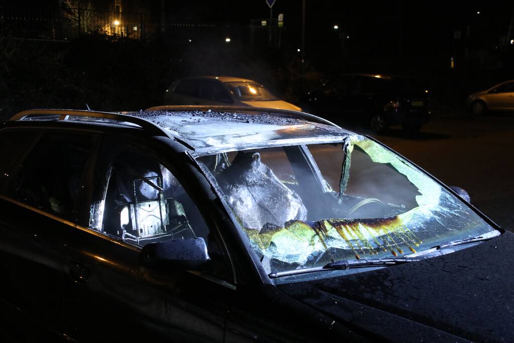 Auto brandt uit op parkeerplaats station