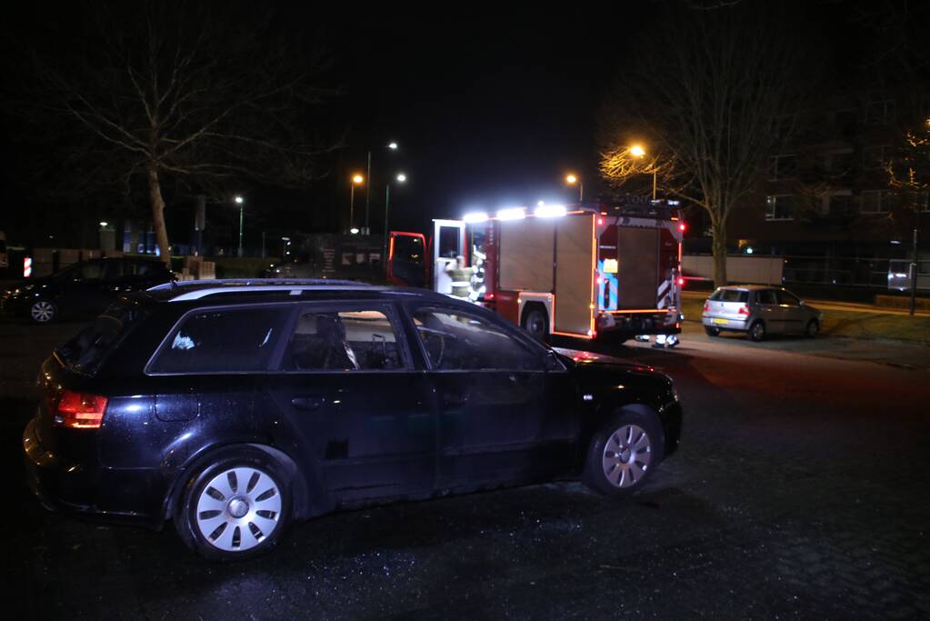 Auto brandt uit op parkeerplaats station