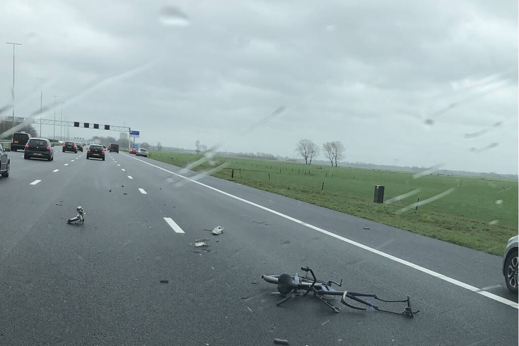 Automobilist verliest fiets op snelweg