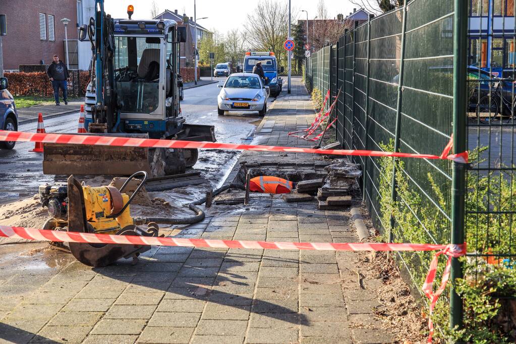 Straat blank na gesprongen waterleiding