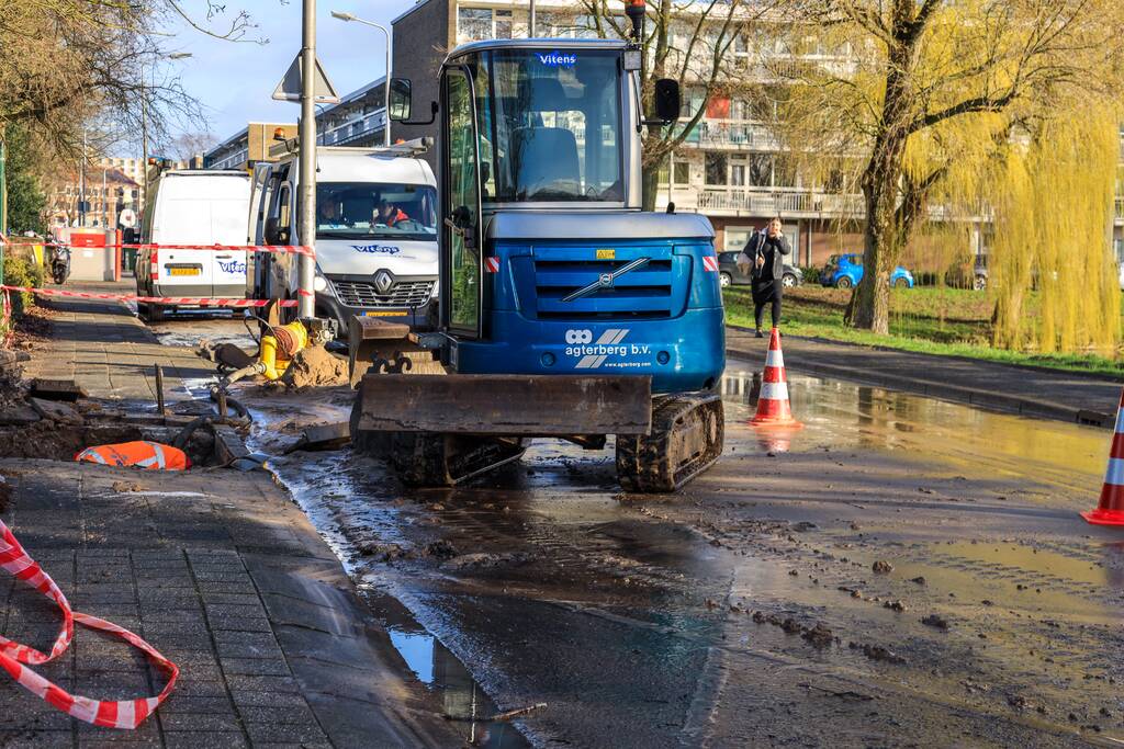 Straat blank na gesprongen waterleiding