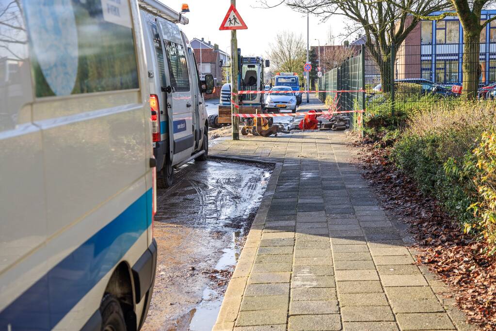 Straat blank na gesprongen waterleiding