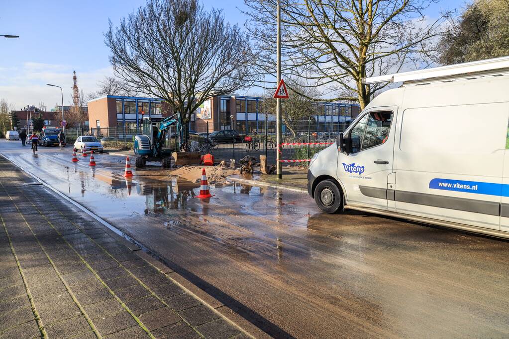 Straat blank na gesprongen waterleiding