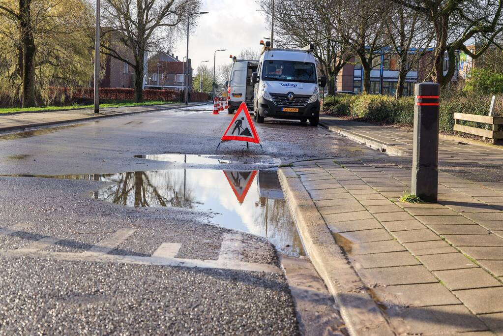 Straat blank na gesprongen waterleiding