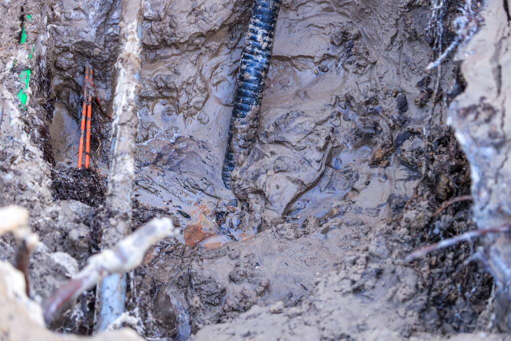 Straat blank na gesprongen waterleiding