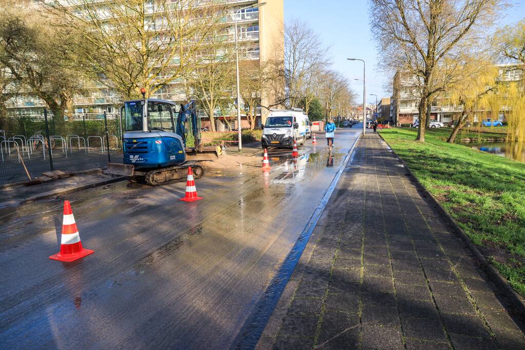 Straat blank na gesprongen waterleiding