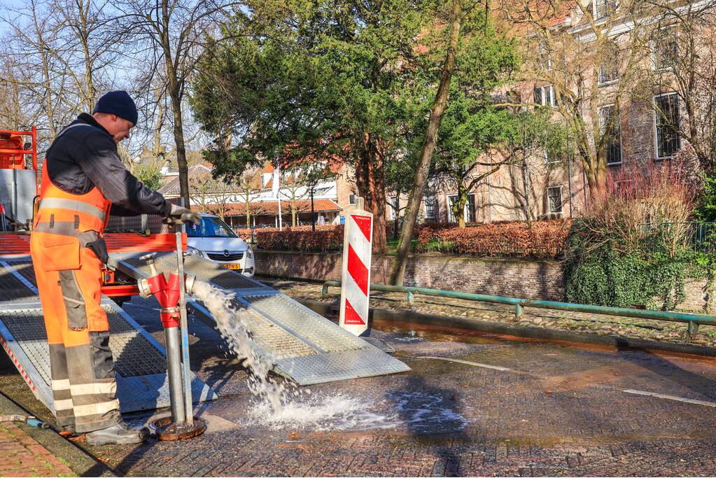 Straat afgesloten door lekkage in afsluiter