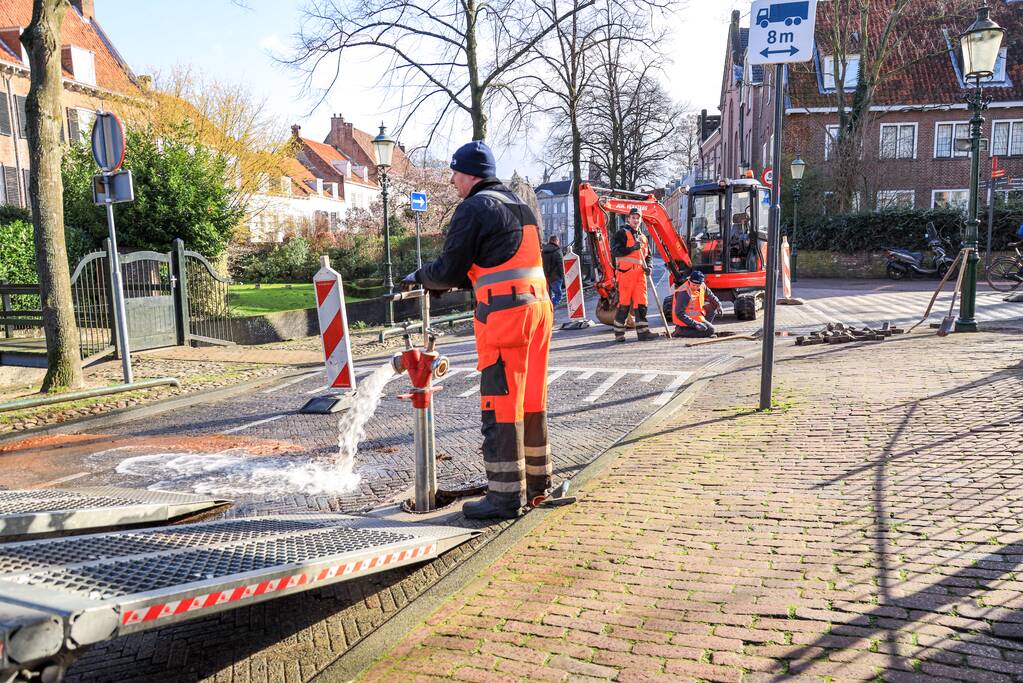 Straat afgesloten door lekkage in afsluiter