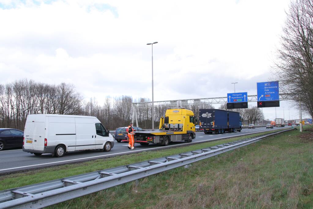 Twee bestelwagens botsen, file op A1