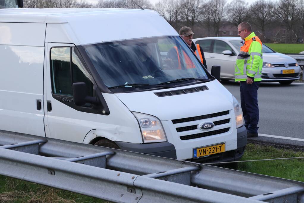 Twee bestelwagens botsen, file op A1