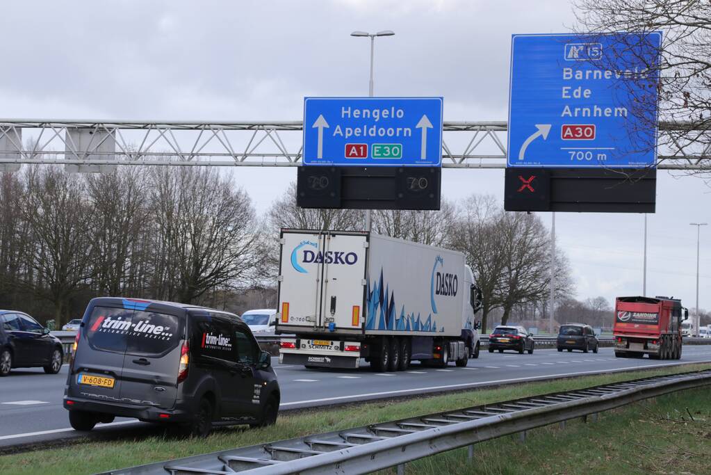 Twee bestelwagens botsen, file op A1
