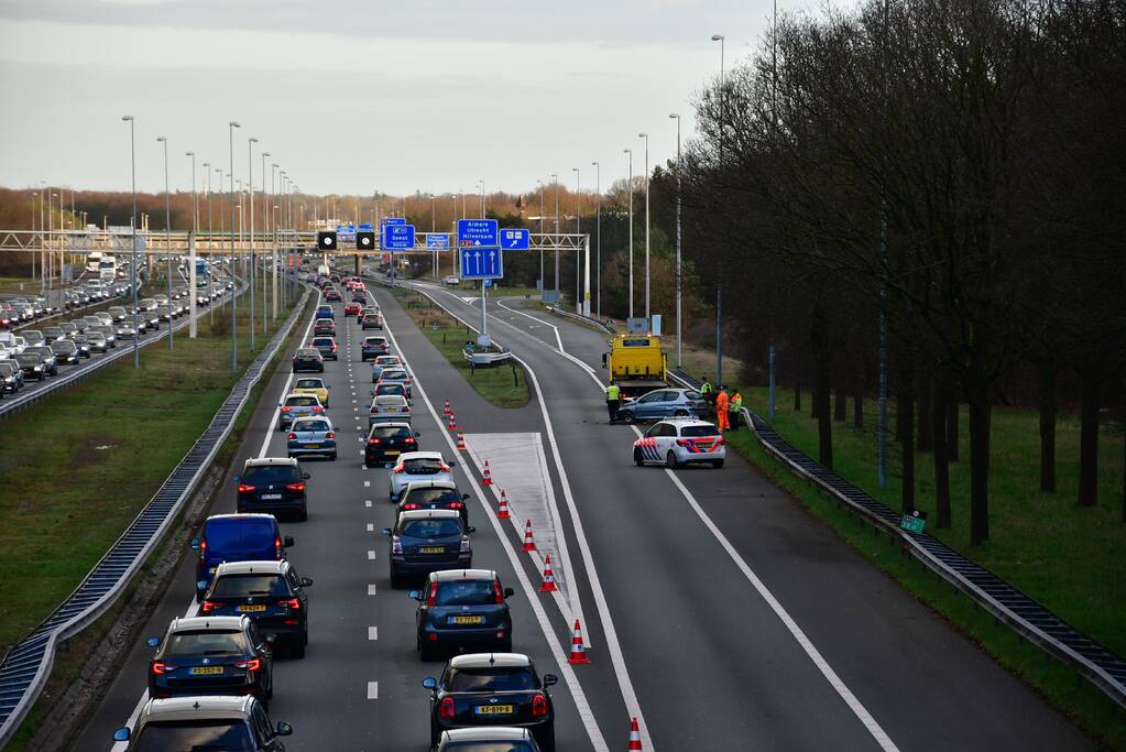 Auto klapt frotaal in vangrail, A1