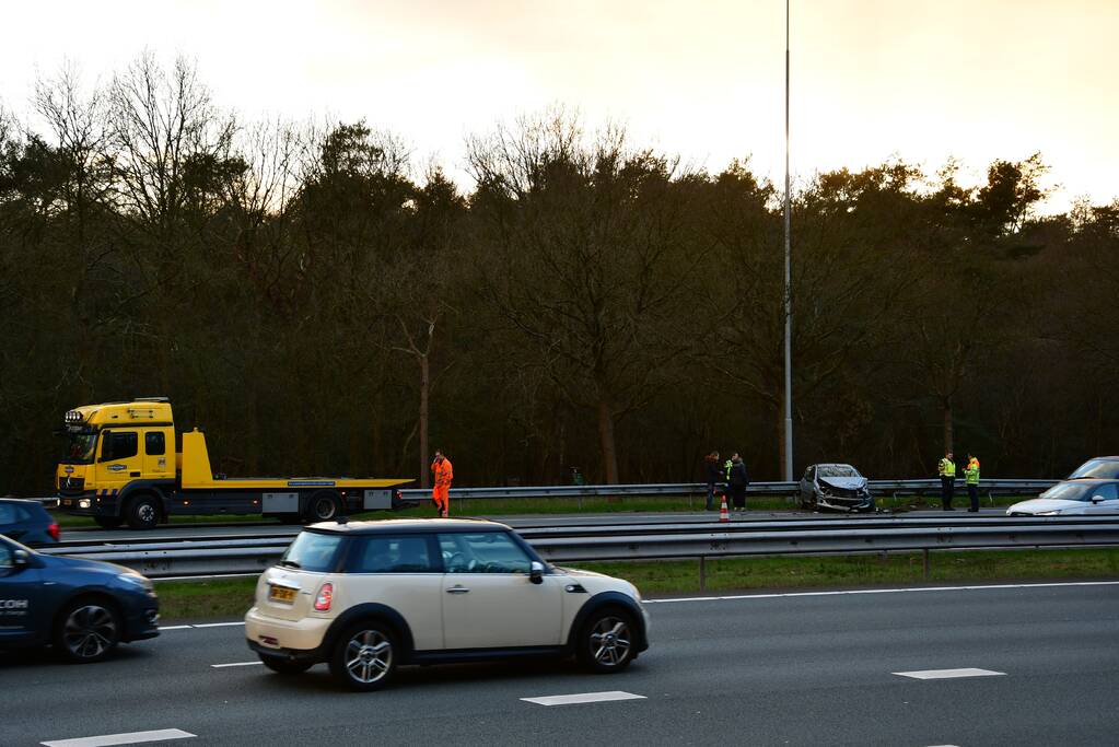 Auto klapt frotaal in vangrail, A1