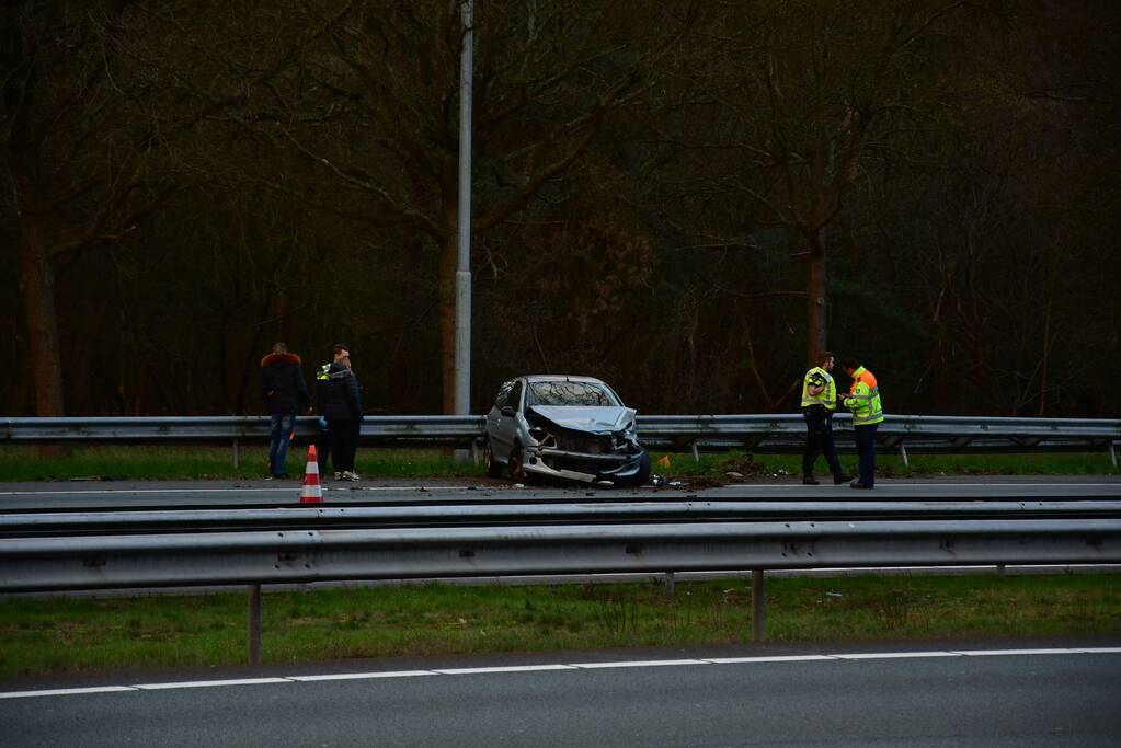 Auto klapt frotaal in vangrail, A1