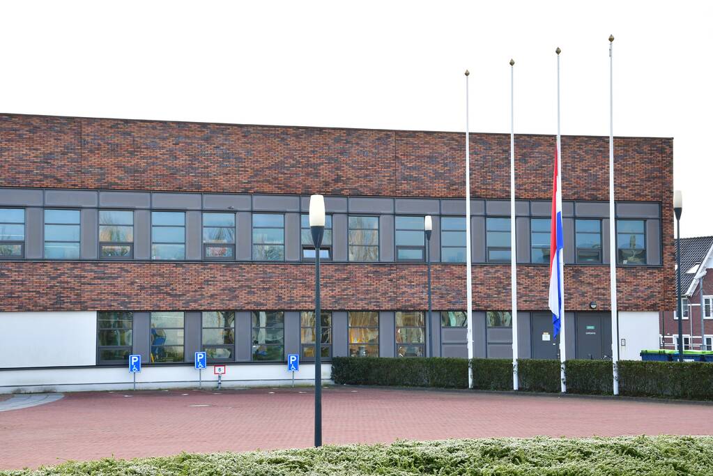 Vlaggen halfstok bij Gemeentehuis en Gemeentewerf