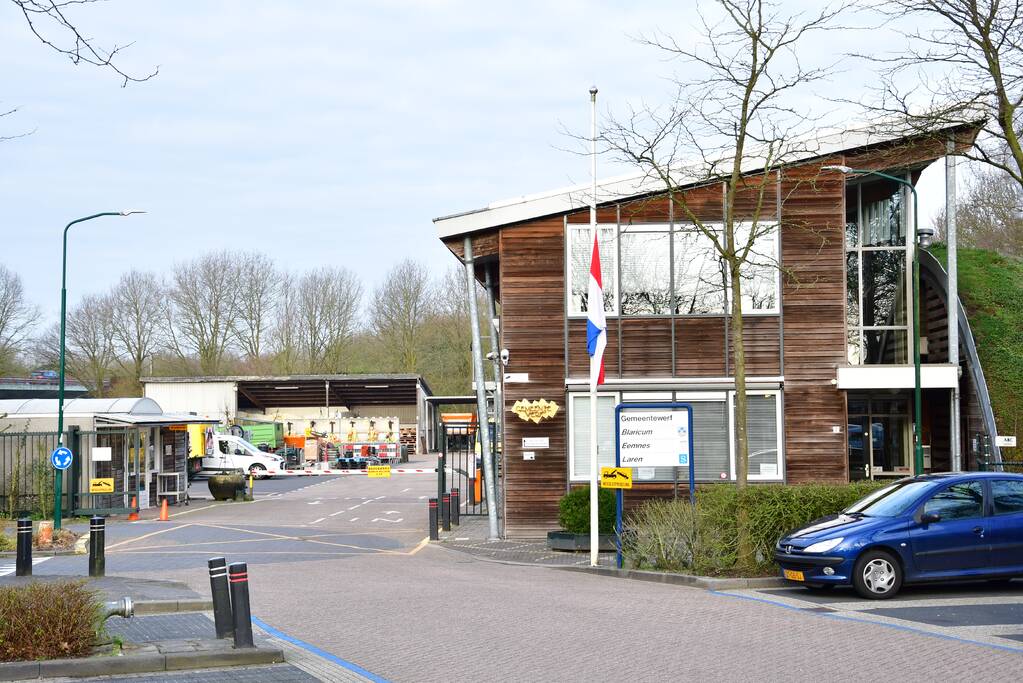Vlaggen halfstok bij Gemeentehuis en Gemeentewerf
