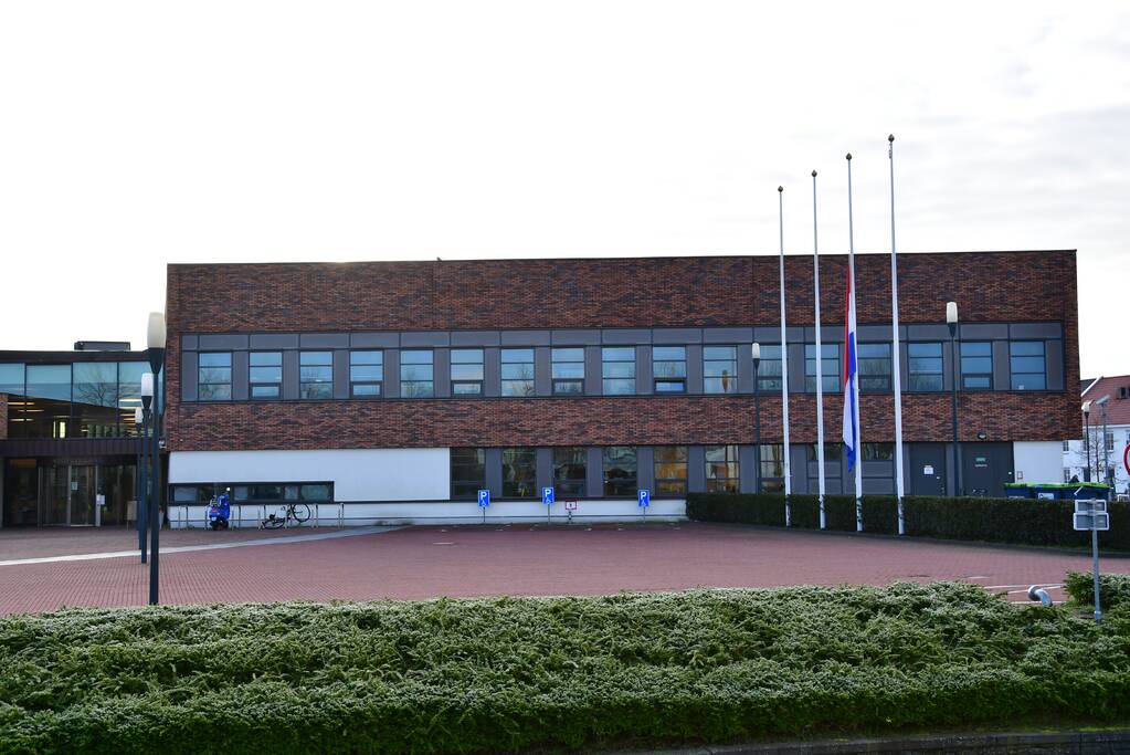 Vlaggen halfstok bij Gemeentehuis en Gemeentewerf