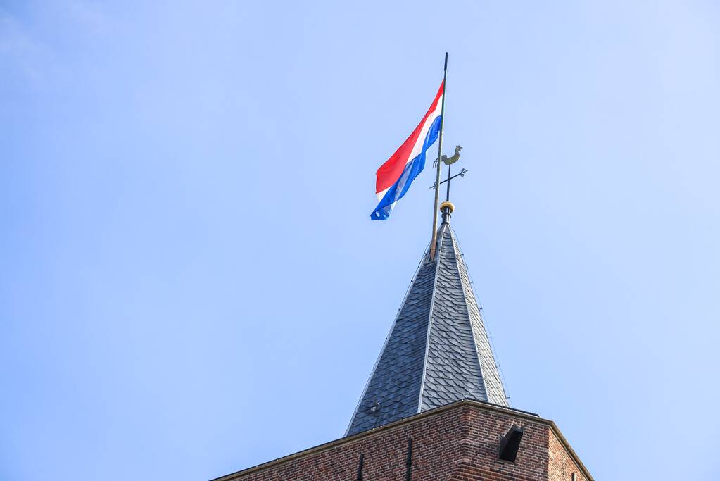 Gemeentehuis en kerk vlag halfstok