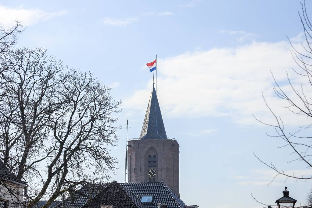 Gemeentehuis en kerk vlag halfstok