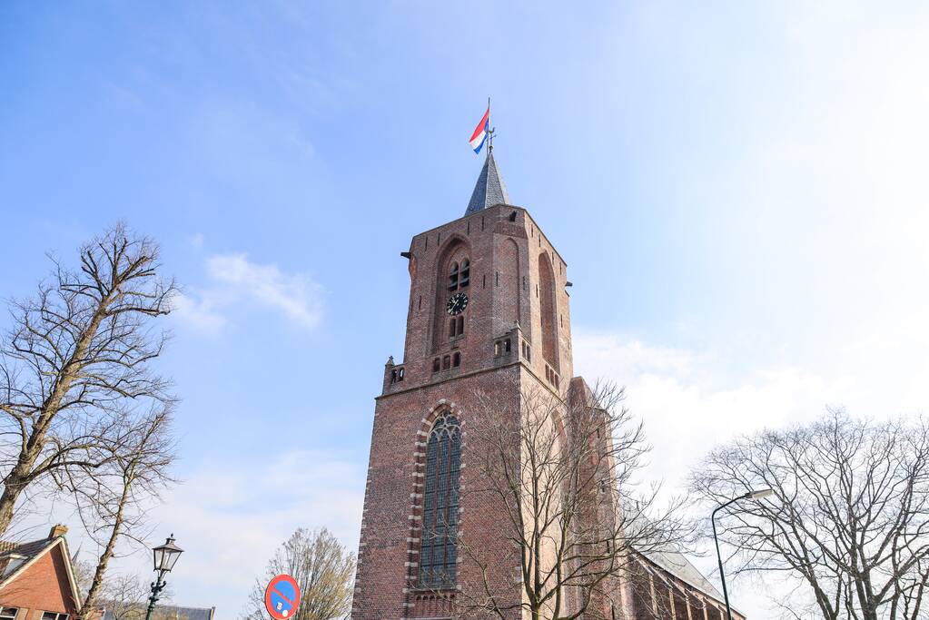 Gemeentehuis en kerk vlag halfstok
