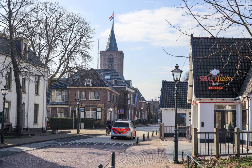 Gemeentehuis en kerk vlag halfstok