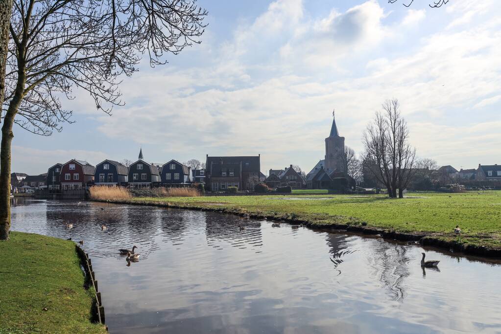 Gemeentehuis en kerk vlag halfstok