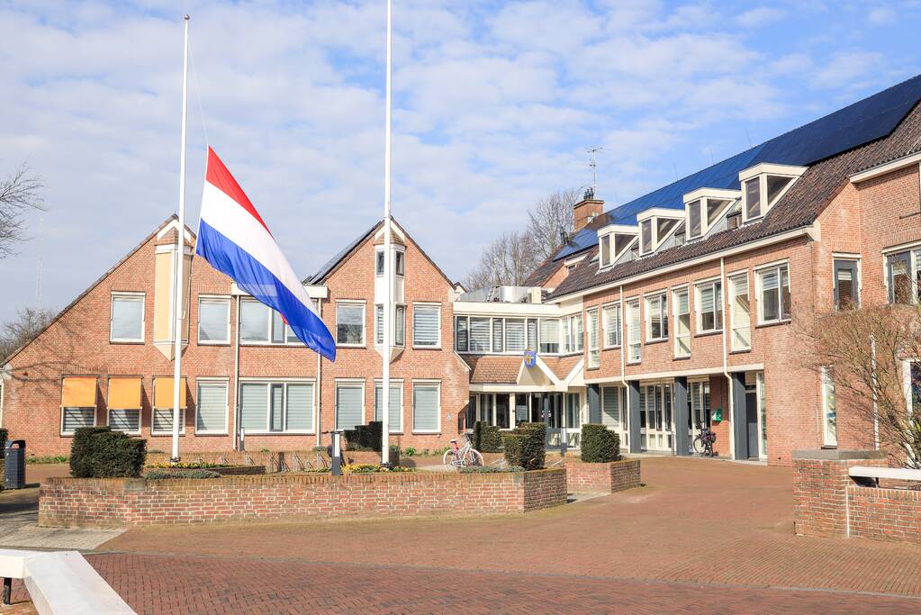 Gemeentehuis en kerk vlag halfstok