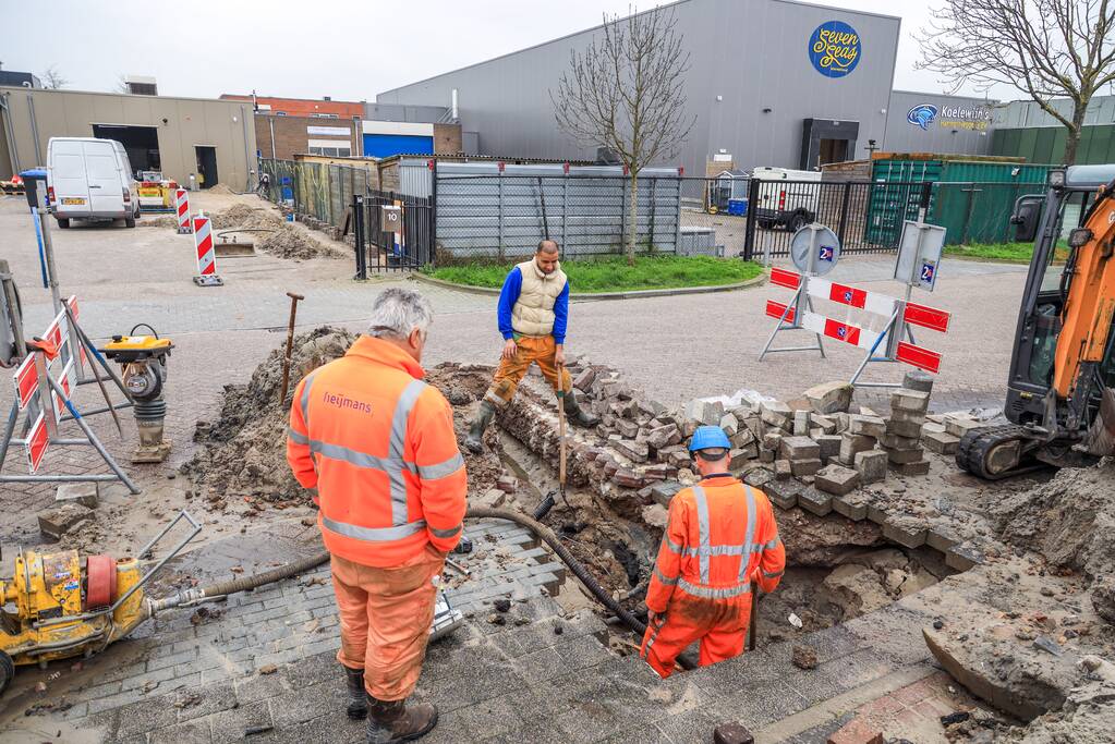 Straat open door waterleidingbreuk