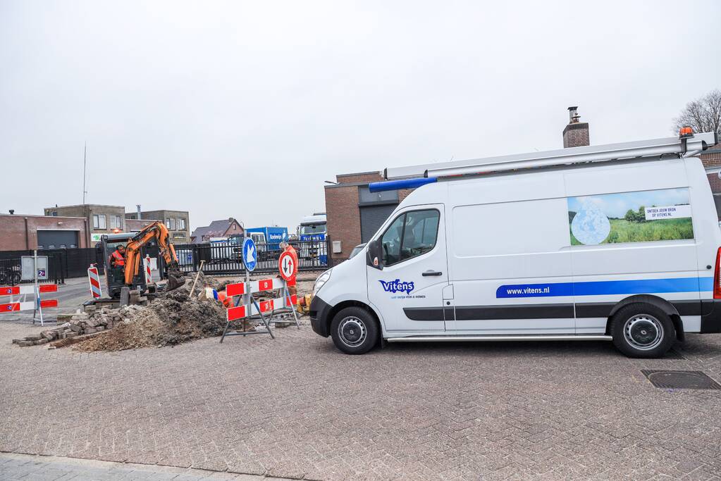 Straat open door waterleidingbreuk