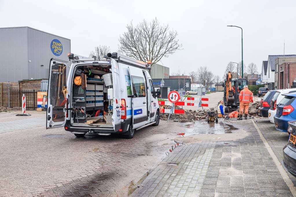 Straat open door waterleidingbreuk