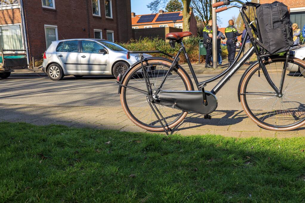 Auto met aanhangwagen botst met fietser