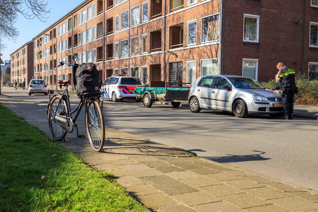 Auto met aanhangwagen botst met fietser