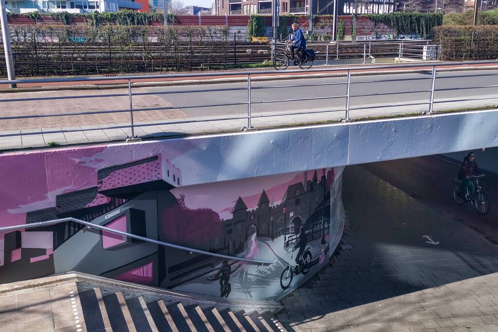 Grafittischildering door wethouder gepresenteerd