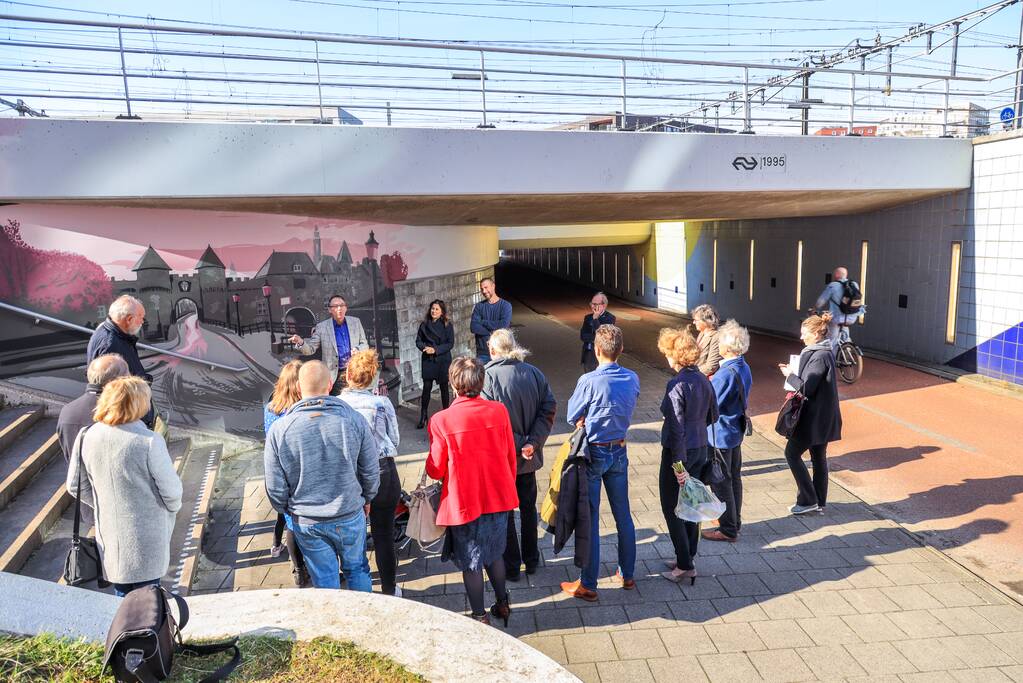 Grafittischildering door wethouder gepresenteerd