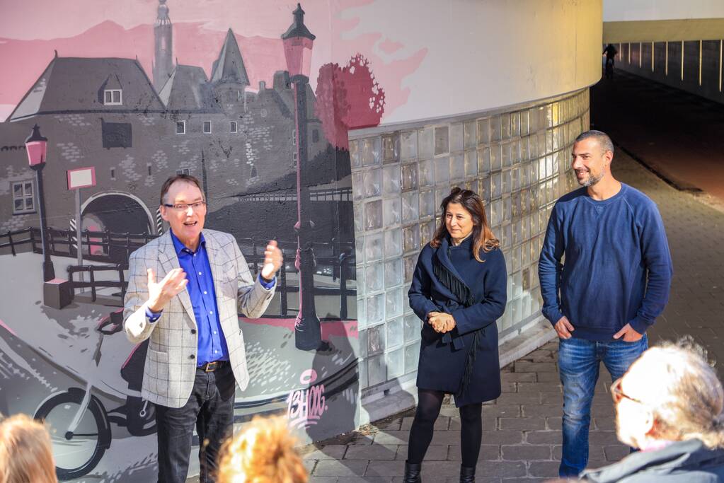 Grafittischildering door wethouder gepresenteerd