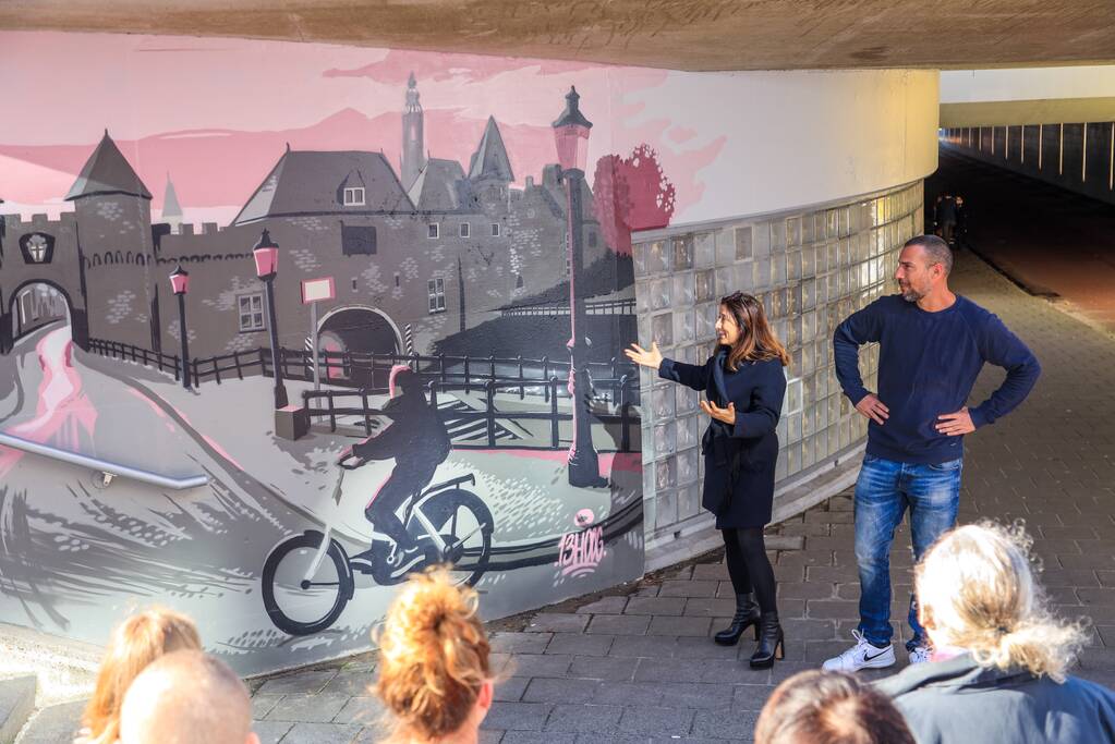 Grafittischildering door wethouder gepresenteerd