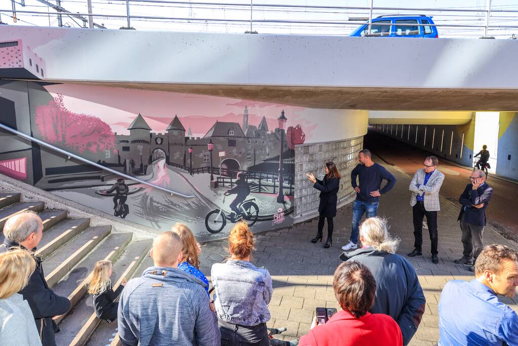 Grafittischildering door wethouder gepresenteerd