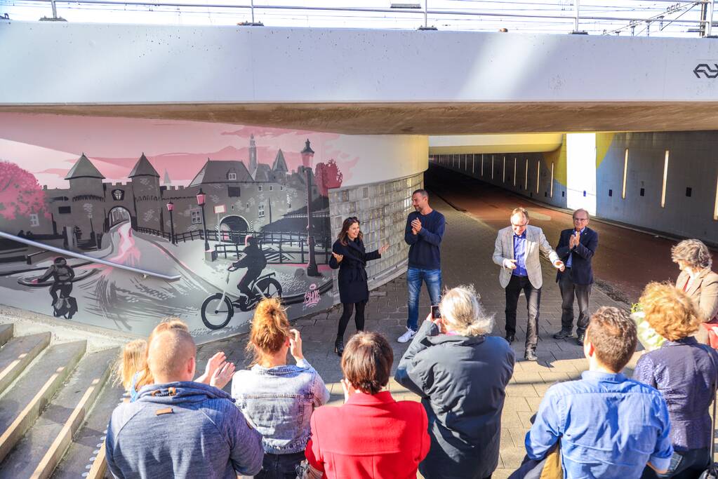 Grafittischildering door wethouder gepresenteerd