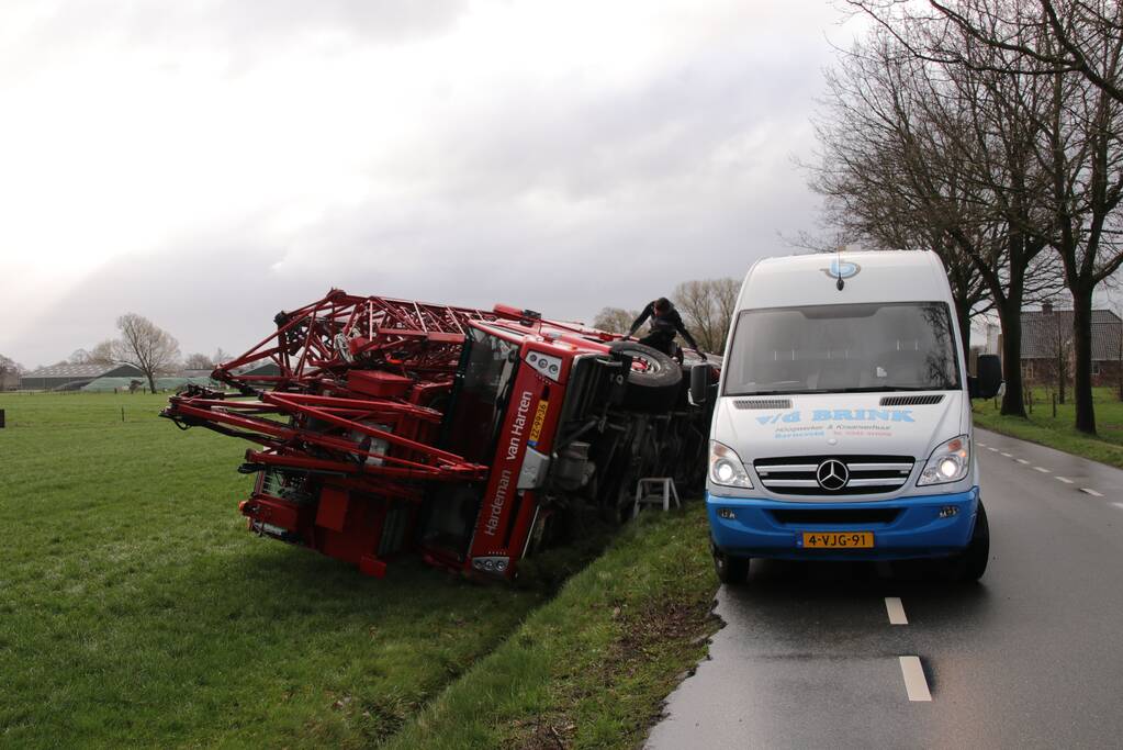 Kraanwagen belandt in weiland