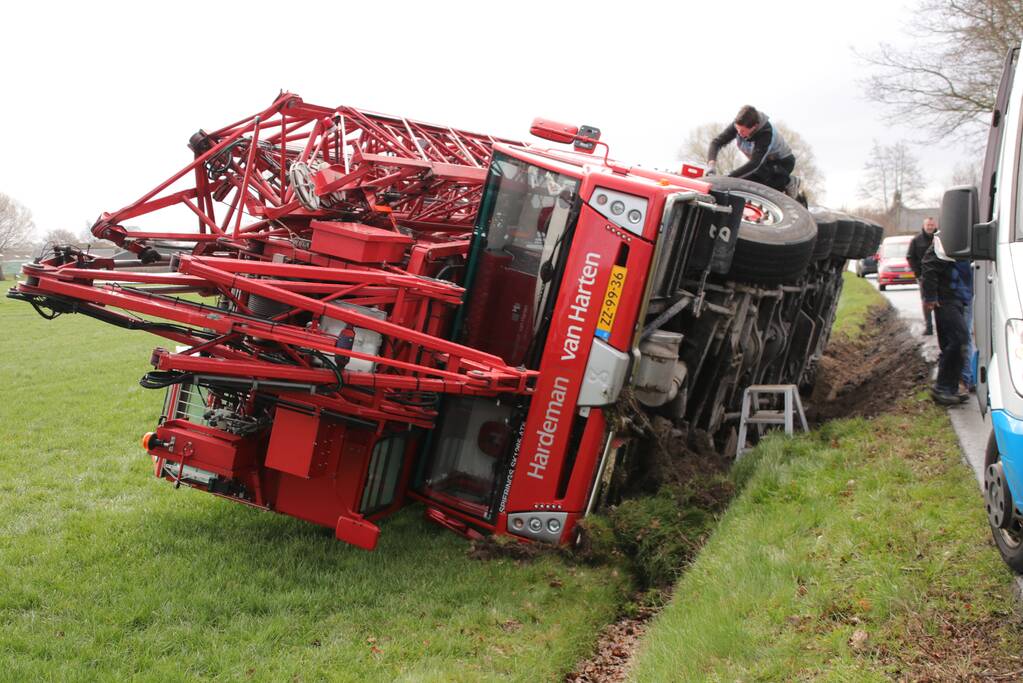 Kraanwagen belandt in weiland