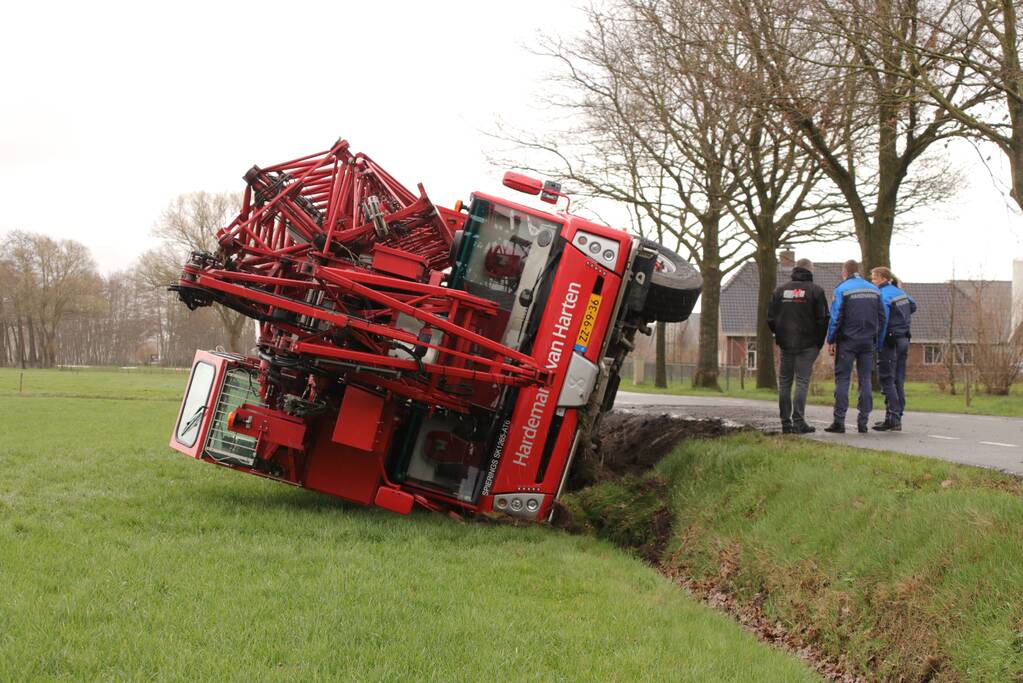 Kraanwagen belandt in weiland