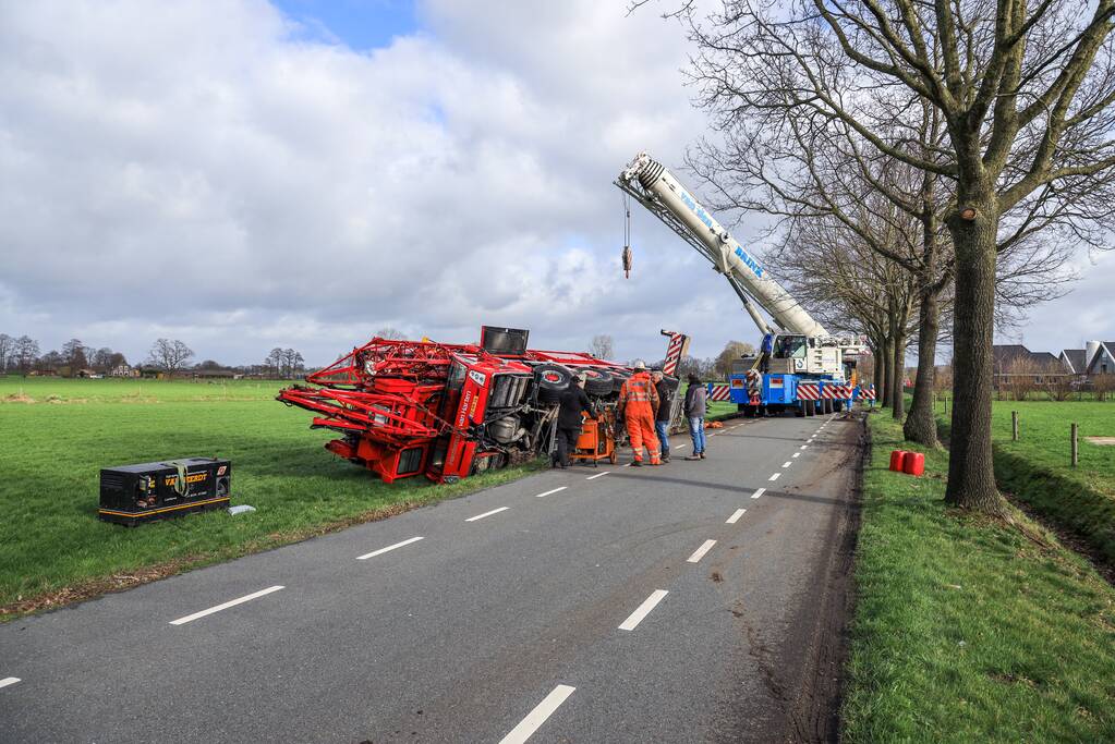 Kraanwagen belandt in weiland