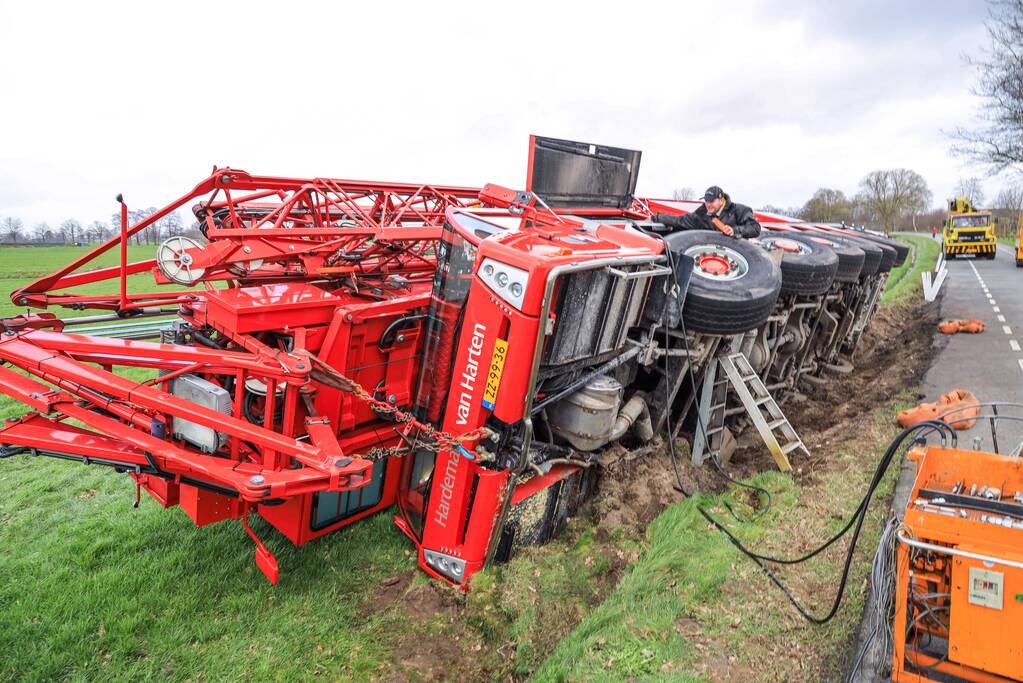 Kraanwagen belandt in weiland