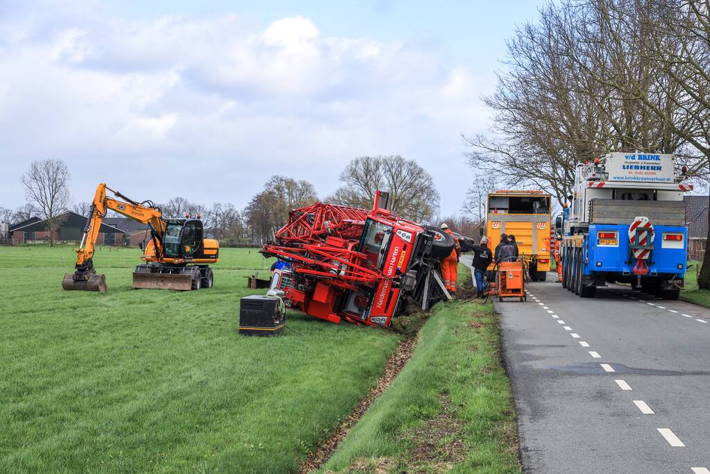 Kraanwagen belandt in weiland