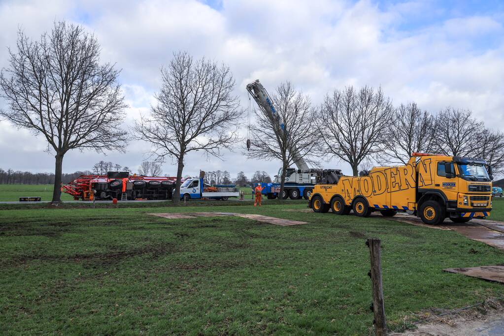 Kraanwagen belandt in weiland