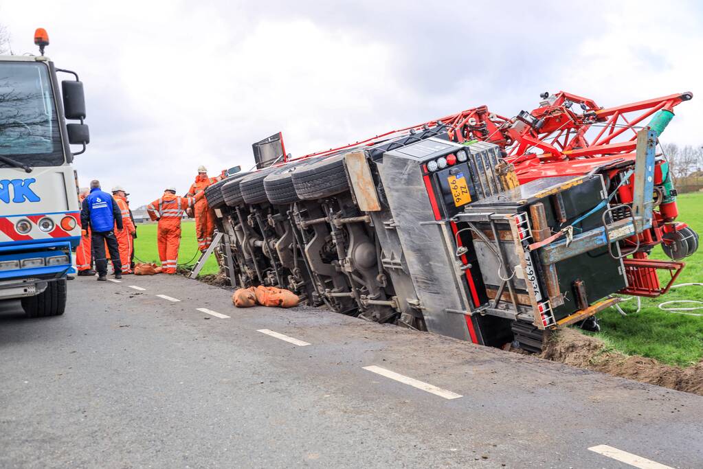 Kraanwagen belandt in weiland