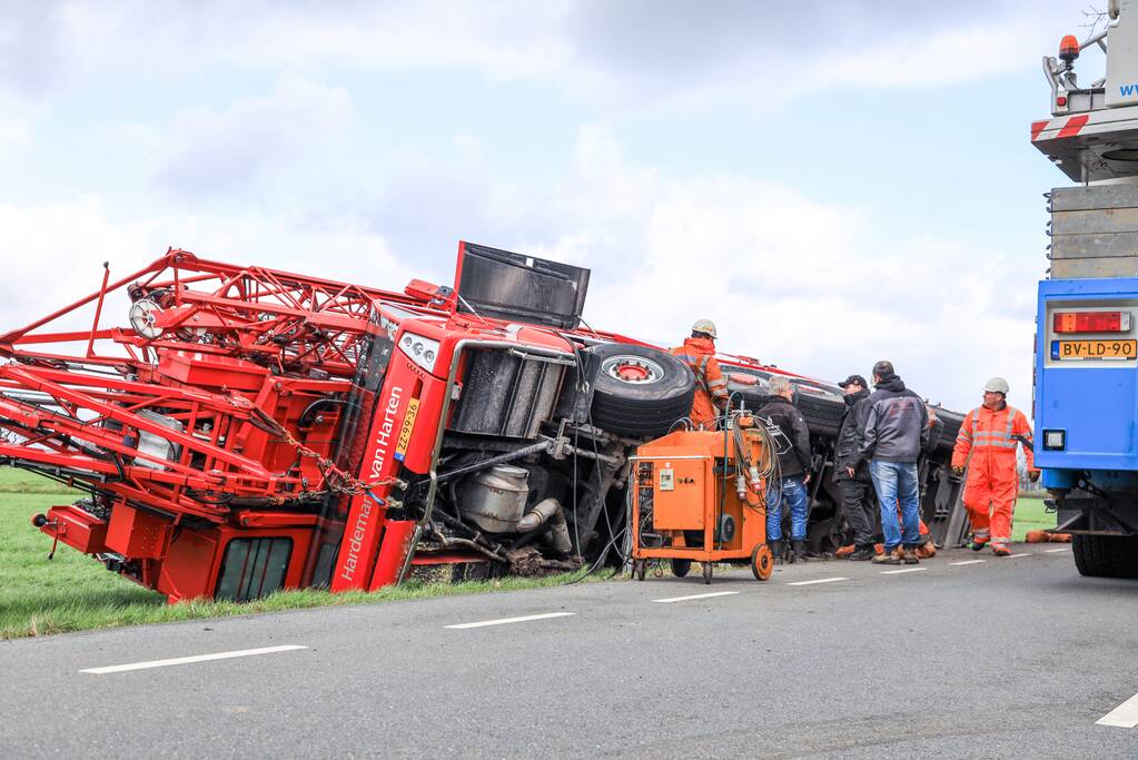Kraanwagen belandt in weiland