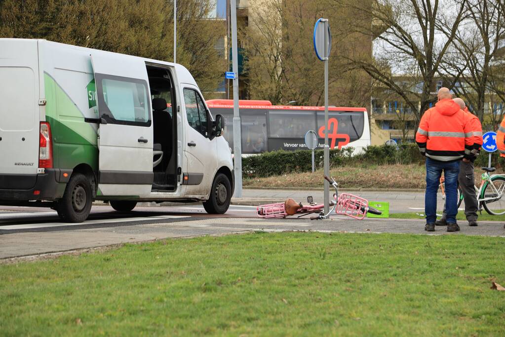 Fietssters gewond bij botsing met bestelbus
