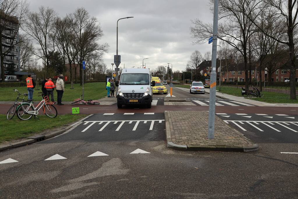 Fietssters gewond bij botsing met bestelbus