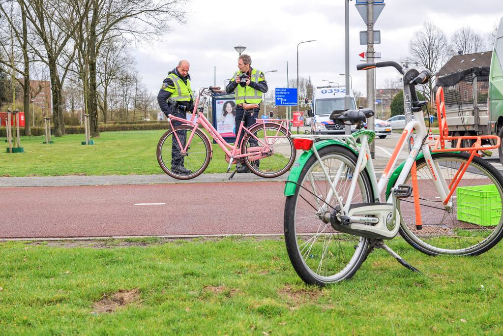 Fietssters gewond bij botsing met bestelbus